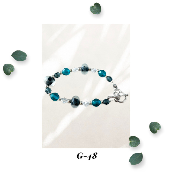 Frozen waters - Glass Beaded Bracelet - Crystals - Heart Toggle Clasp Bracelet - Picture 1 of 4